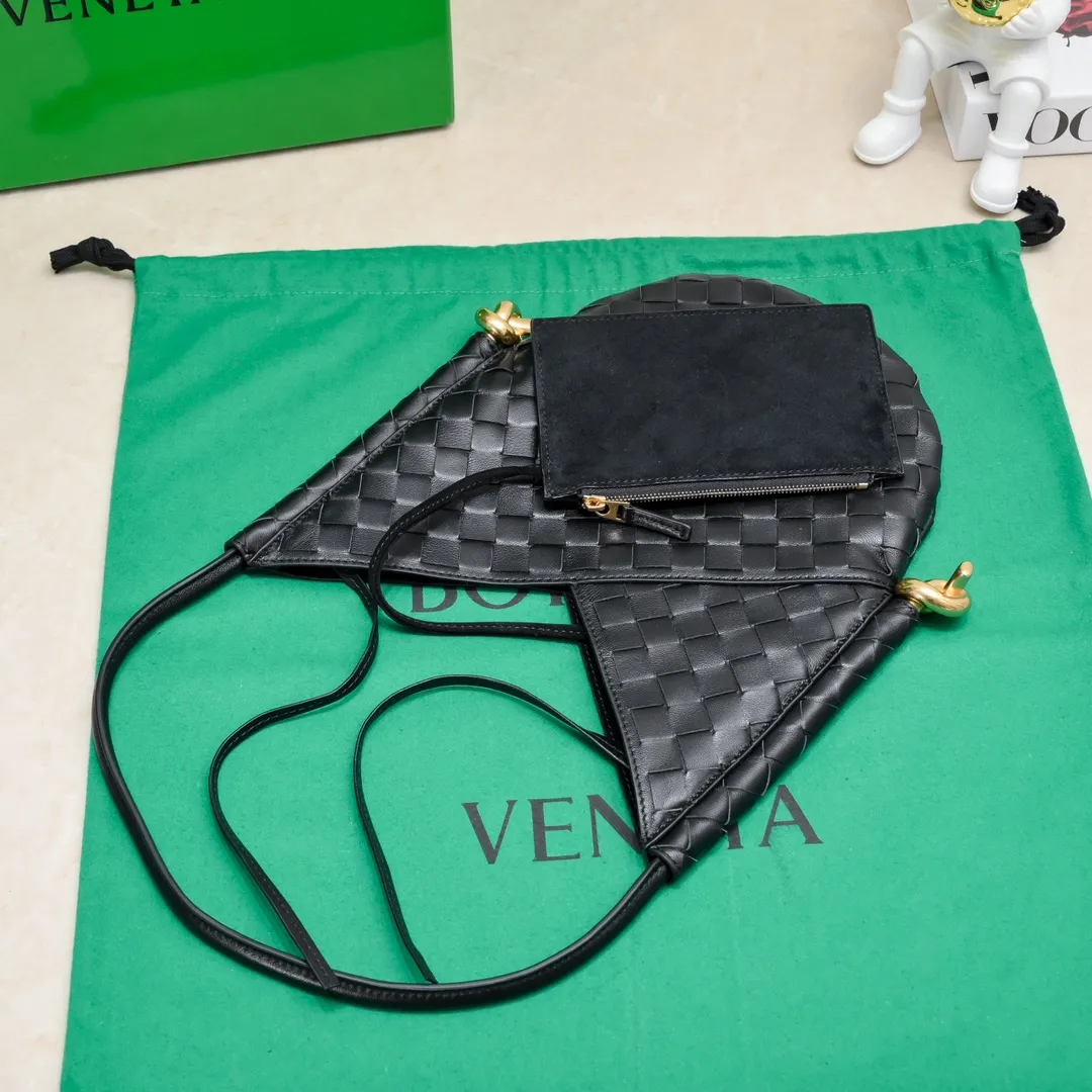 Batch 1700 #BottegaVeneta Bottega The same style as Yang Mi Solstice Shoulder Ba's latest bag type. It also comes with a small bag inside. Very casual style 🔥 High-end, quiet and simple bag from BV show, "Solstice" dark green, black, ice cream color, various colors present different aesthetics The knots made with jewelry-grade craftsmanship, under the collision of soft leather and metal, present a unique sense of high-end. Elegant, casual, and unique. Style number: 0898 Size: 26*3*30cm